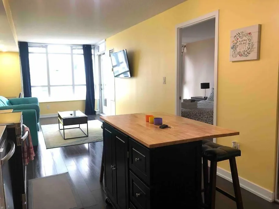 Comfy 1Br & Den With Balcony- Close To Cn Tower Торонто 0*,  Канада