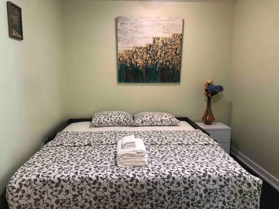Апартаменты Comfy 1Br & Den With Balcony- Close To Cn Tower Торонто